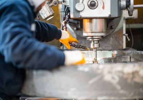 Trabajadores del metal que utilizan equipos industriales durante la fabricación de metales