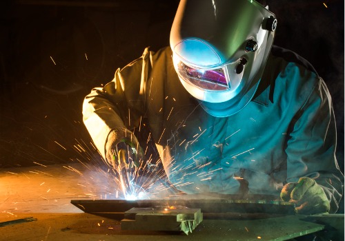 Un soldador se ve en el trabajo. SMF ofrece fabricación de acero en Charleston SC.