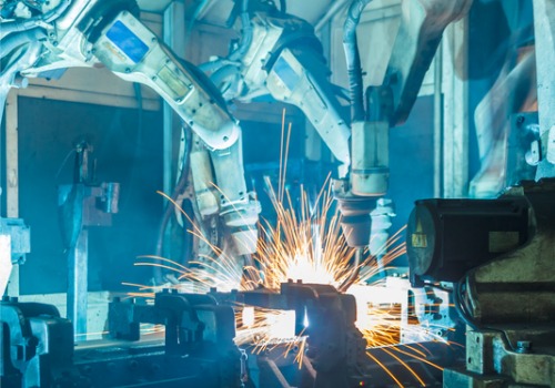 Robot de soldadura en funcionamiento. SMF ofrece fabricación de acero en Carolina del Sur.