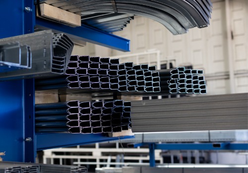 Los materiales metálicos se ven en una fábrica. SMF ofrece fabricación de acero en Chicago IL.
