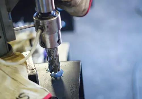 Se ve un taladro en un taller de metalurgia. ¿Cuáles son los fundamentos de la fabricación de metal? SMF es un taller de metalistería integral.