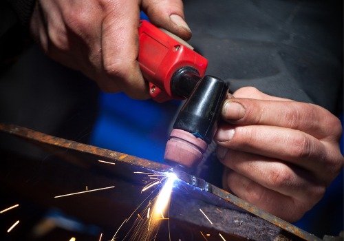 Se ve el corte por plasma. SMF realiza corte de metales en Carolina del Sur.